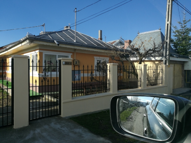 Case, central, langa biserica noua