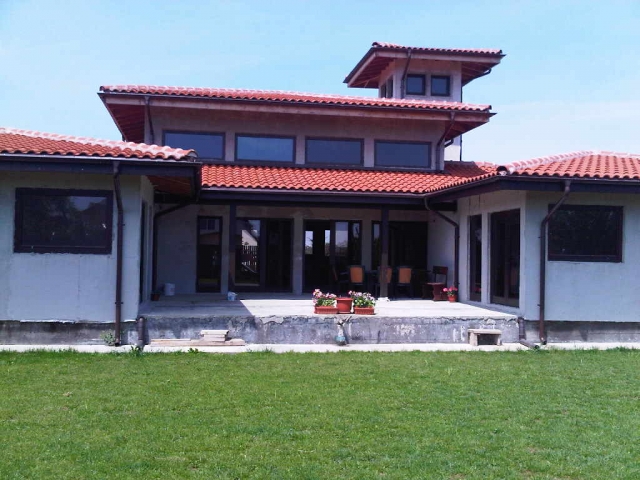 Case, Vadul Anei, Langa padure