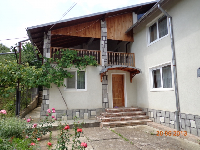 Case, Sat Ursei, Oras Moreni