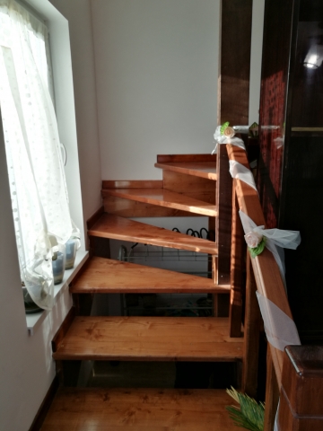 Case, central, langa biserica noua